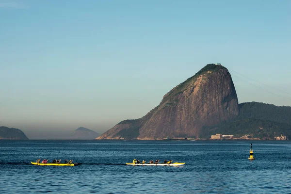 Two Rowing Boats Guanabara Bay Rio Janeiro Sugarloaf Mountain Horizon — Stock Photo, Image