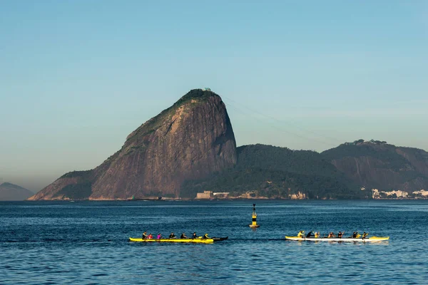 Dos Botes Remos Bahía Guanabara Río Janeiro Con Montaña Sugarloaf — Foto de Stock
