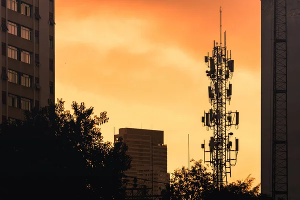 Torre Comunicaciones Entre Edificios Ciudad — Foto de Stock