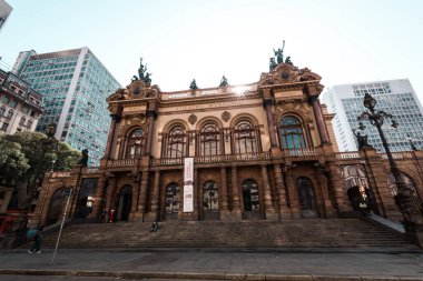 Sao Paulo, Brezilya - 26 Temmuz 2022: Belediye Tiyatrosu panoramik manzarası. Sao Paulo 'nun şehir merkezindeki ana simgelerinden biri..