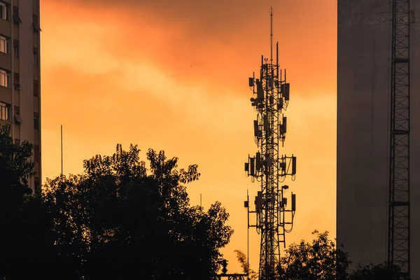 Torre Comunicaciones Entre Edificios Ciudad — Foto de Stock