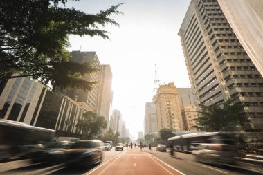 Sao Paulo, Brezilya - 26 Temmuz 2022: Paulista Bulvarı şehrin en önemli finans merkezlerinden biridir ve yerel halk ve şehir konuklarını ziyaret etmek için popüler bir yerdir..
