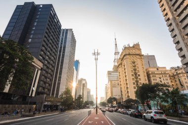 Sao Paulo, Brezilya - 26 Temmuz 2022: Paulista Bulvarı şehrin en önemli finans merkezlerinden biridir ve yerel halk ve şehir konuklarını ziyaret etmek için popüler bir yerdir..