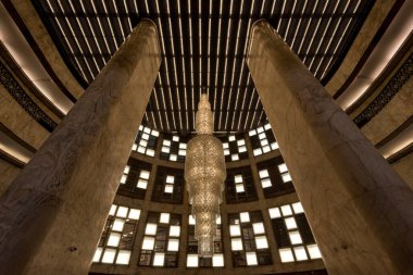 Sao Paulo, Brezilya - 27 Temmuz 2022: Brezilya 'nın en büyük avizelerinden biri olan avize, şu anda Banco Santander' in bulunduğu Altino Arantes Binası 'nın giriş salonunda bulunuyor..