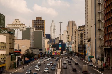 Sao Paulo, Brezilya - 27 Temmuz 2022: Şehir merkezindeki Prestes Maia Bulvarı 'nda trafik ve kentsel ufuk çizgisi.
