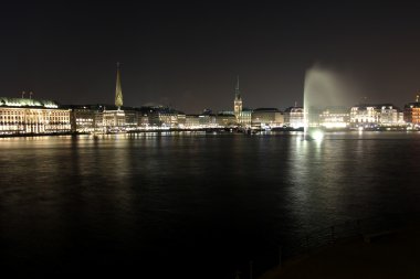 Alster mit Fontäne und Rathaus bei Nacht
