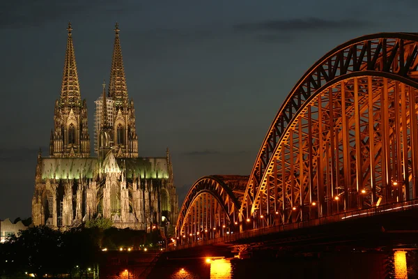 Dom bei Nacht cathédrale d'eau de Cologne la nuit — Photo