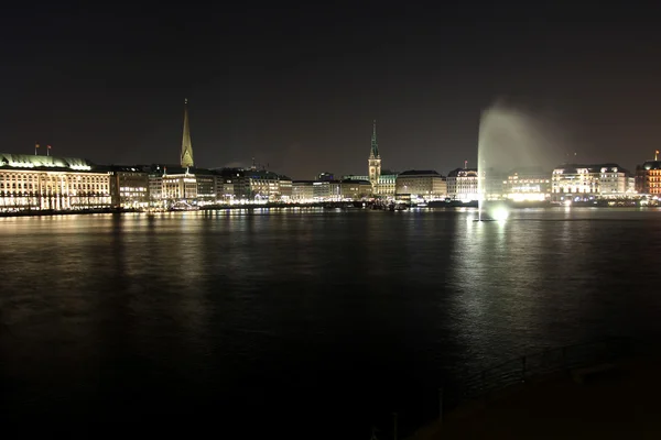 Alster mit Fontäne und Rathaus bei Nacht — Stock Photo, Image