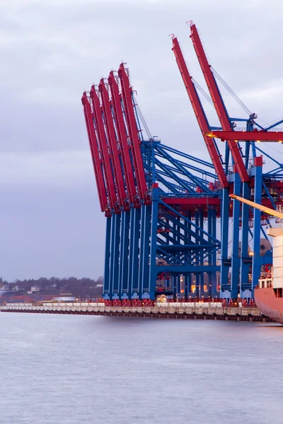 Kräne am Containerterminal Cranes at ther Container Terminal — Stok fotoğraf