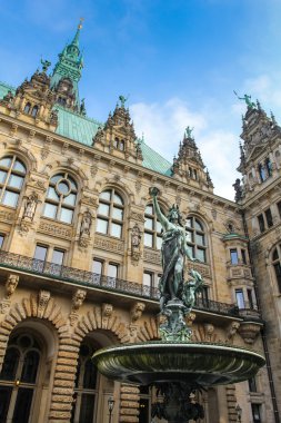 Hamburg Belediye Binası ve Çeşmesi