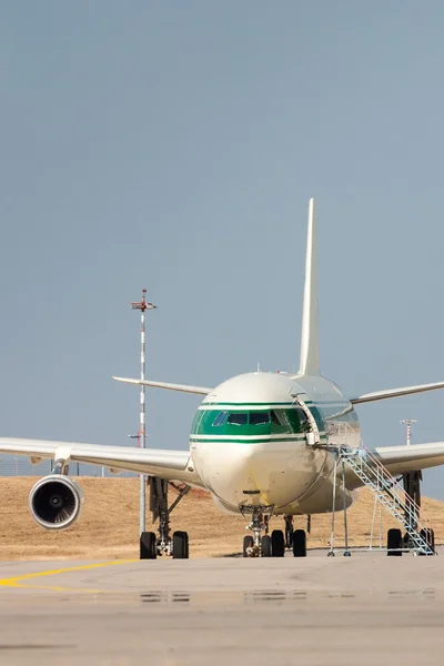 Большой пассажирский самолет на земле — стоковое фото