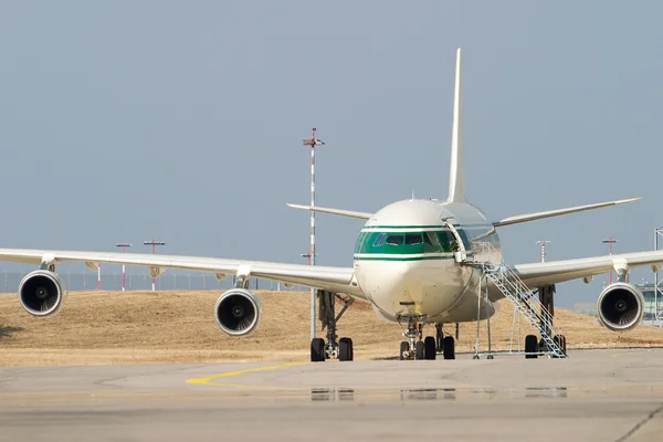 Avión de pasajeros grande en tierra —  Fotos de Stock