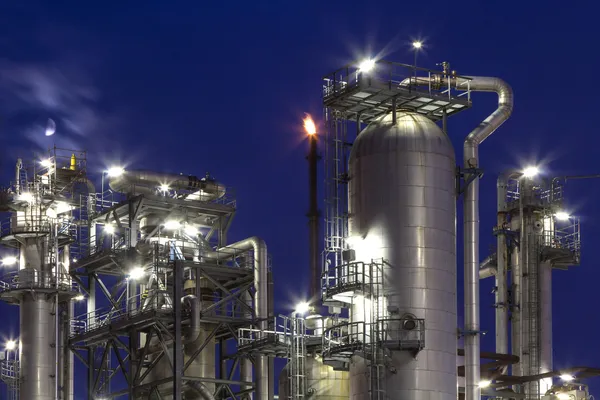 Planta química y luna — Foto de Stock