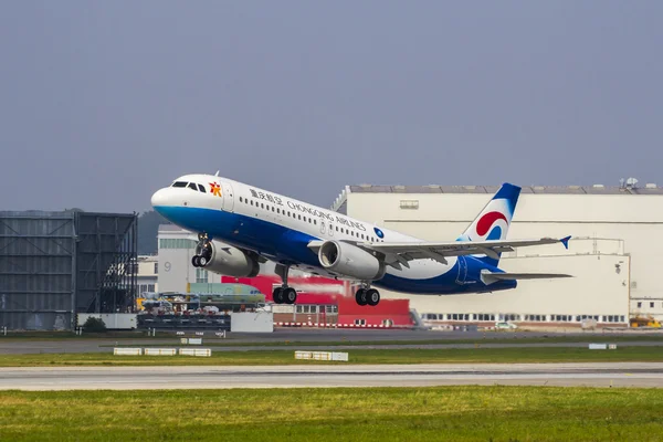 Voli di consegna Airbus A320 di Chongqing Airlines — Foto Stock