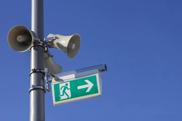 megáfonos y señal de salida de emergencia