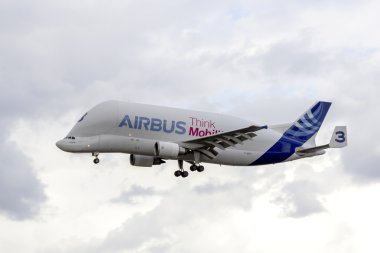 finkenwerde yaklaşırken beluga airbus 300-600st supertransporter