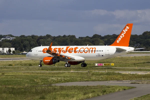 EasyJet a320 taxiën op airbus plant — Stockfoto