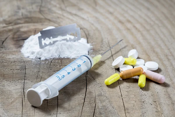 Jeringa y pastillas de heroína — Foto de Stock