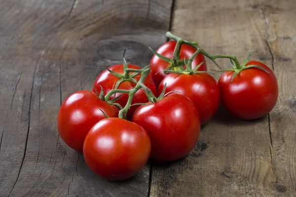 Tomaten auf rustikalem Holztisch — Stockfoto