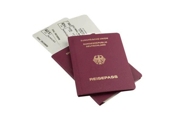 Pasaport ve bilet üzerinde beyaz — Stok fotoğraf