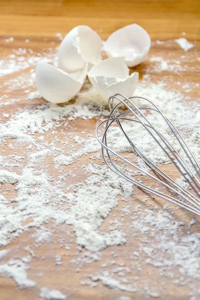Egg Whip and Flour — Stock Photo, Image
