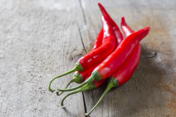 Chillies na mesa de madeira — Fotografia de Stock