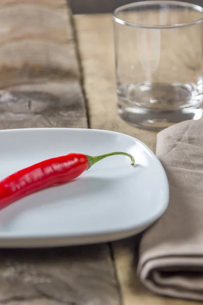 Chili auf weißem Teller — Stockfoto