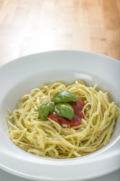 Spaghetti su piatto bianco — Foto Stock