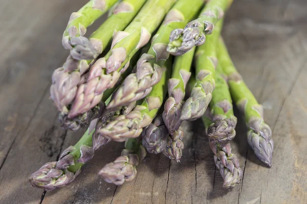 Groene asperges op hout — Stockfoto