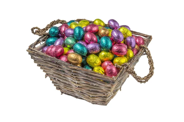 Coloridos huevos de chocolate de Pascua en una cesta — Zdjęcie stockowe