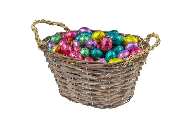 Huevos de Pascua de chocolate de colores en una cesta — Foto de Stock