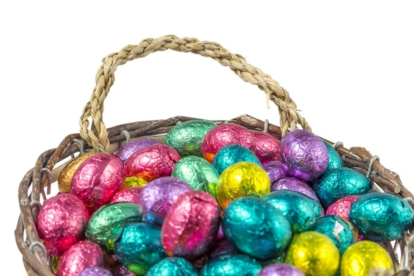 Coloridos huevos de chocolate de Pascua en una cesta — Zdjęcie stockowe