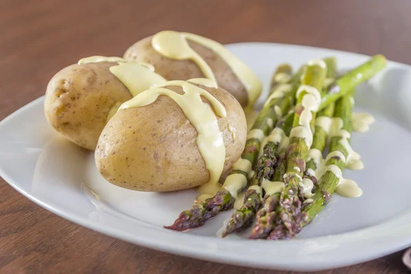 Grüner Spargel mit Kartoffeln — Stockfoto