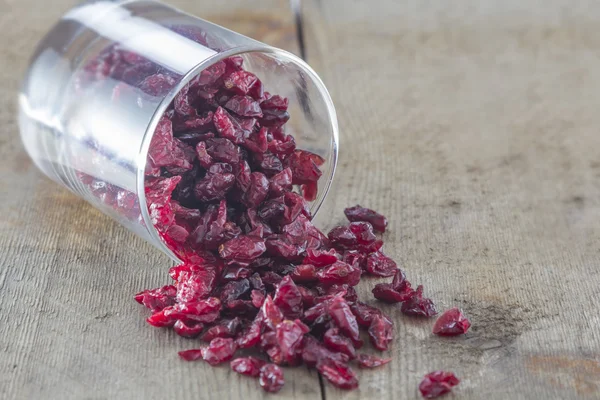 Getrocknete Preiselbeeren im Glas — Stockfoto