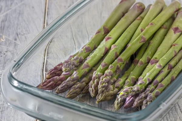 Asperges in glas schotel — Stockfoto