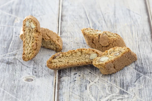 Biscotti på träbord — Stockfoto