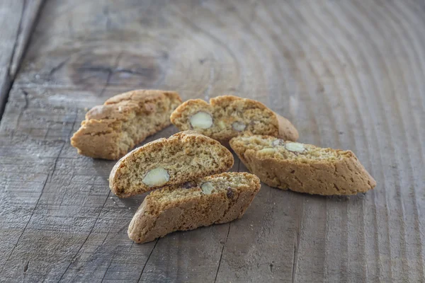 Biscotti na dřevěný stůl — Stock fotografie