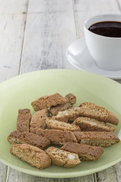 Biscotti στο πράσινο πιάτο — Φωτογραφία Αρχείου