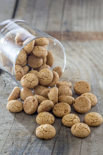 Soubory cookie amarettini ve sklenici — Stock fotografie