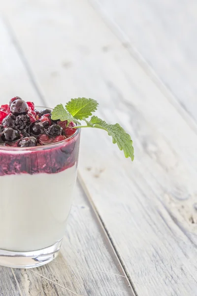 Yogur con bayas rojas — Foto de Stock