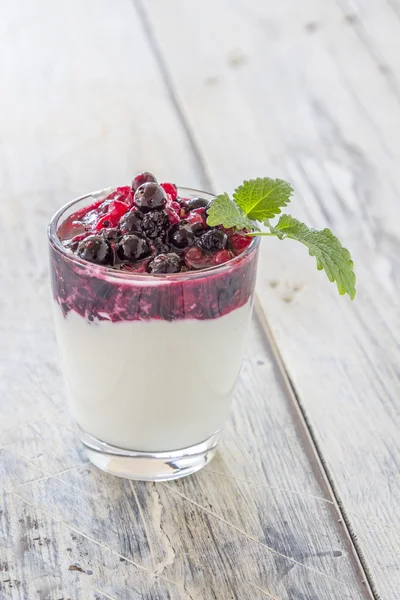 Jogurt s červeným ovocem — Stock fotografie
