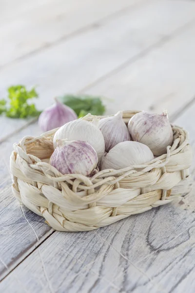 Garlic cloves in a basket — Stock Photo, Image