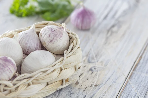 Garlic cloves in a basket — Stock Photo, Image