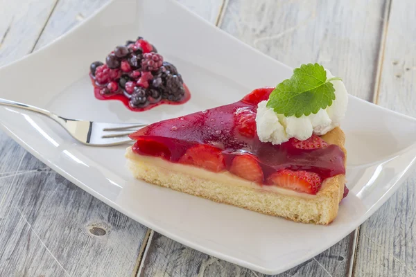 Gâteau aux fraises fait maison — Photo