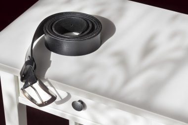 bir ayakkabı erkek kemer