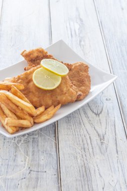 Schnitzel ve bir tabak kızarmış patates