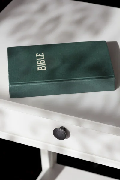 Heilige Bibel auf einem Nachttisch — Stockfoto
