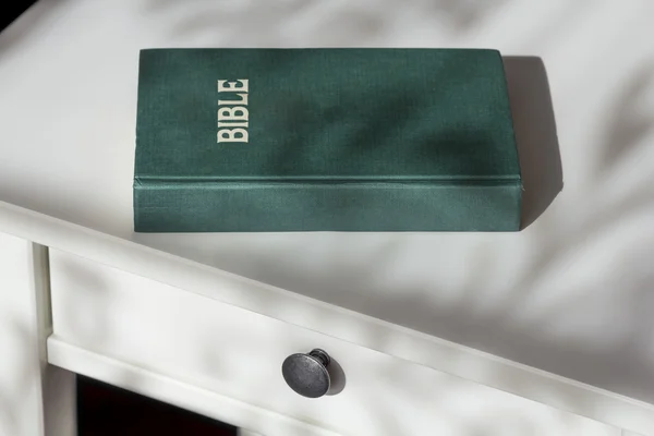 Pismo Święte na stolik nocny — Zdjęcie stockowe