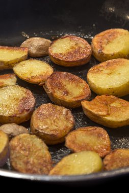 Tavada kavrulmuş patates