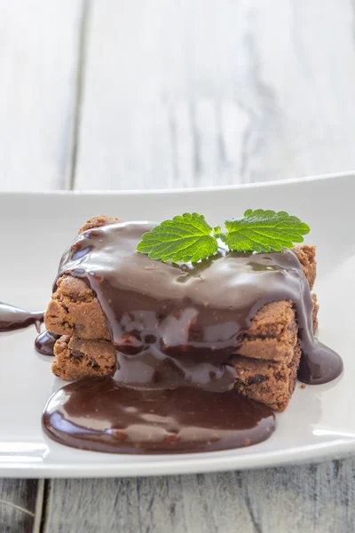 Brownies med chokladsås — Stockfoto